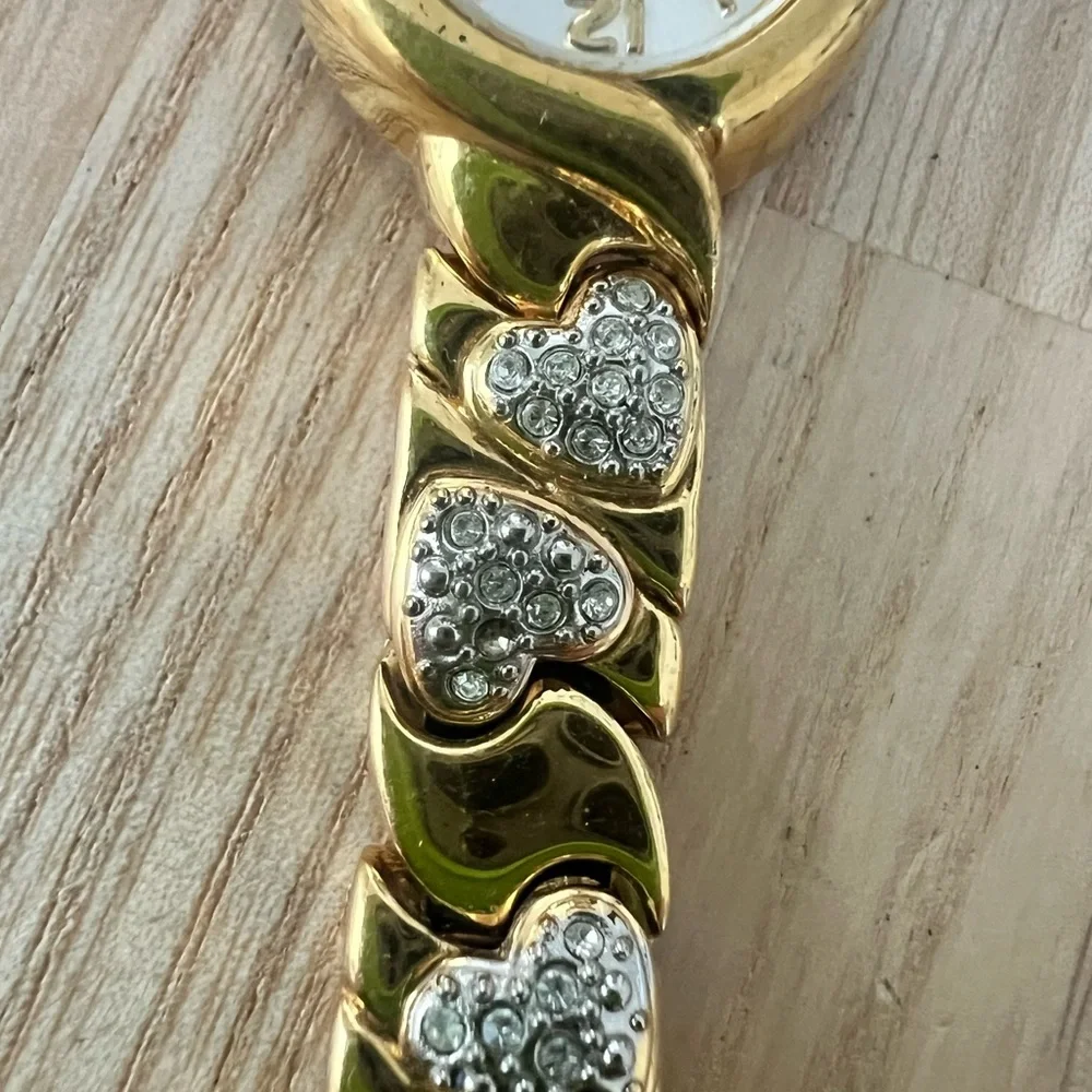 Unbranded ladies oval gold tone crystal hearts dress watch NEW BATTERY
